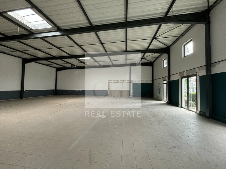 Flex in Lyon for lease - Interior Photo - Image 2 of 9