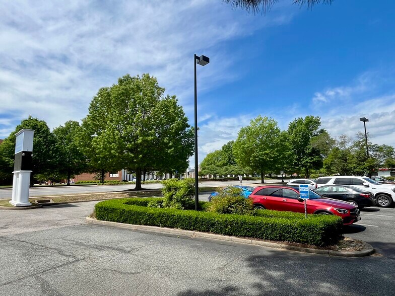 12284 Warwick Blvd, Newport News, VA à louer - Photo du bâtiment - Image 3 de 9