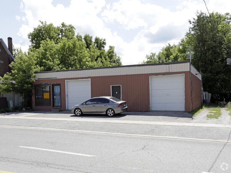 8 Eccles St, Barrie, ON à vendre - Photo principale - Image 1 de 1