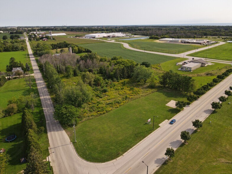 76 Center Ave, Oostburg, WI à vendre - Photo du bâtiment - Image 3 de 3