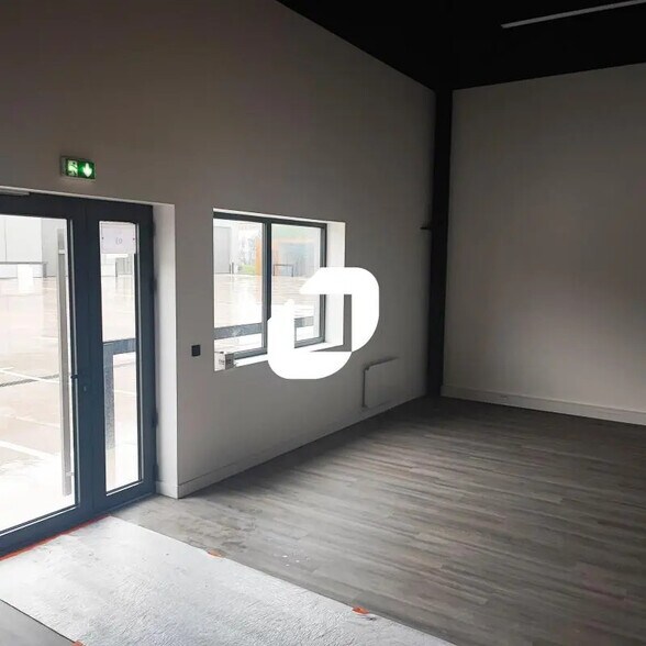 Flex in Les Pavillons-sous-Bois for lease - Interior Photo - Image 2 of 6