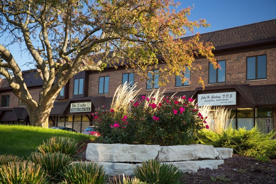 24W500 Maple Ave, Naperville, IL à louer - Photo du bâtiment - Image 2 de 5