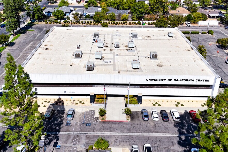 550 E Shaw Ave, Fresno, CA à vendre - Photo du bâtiment - Image 2 de 3