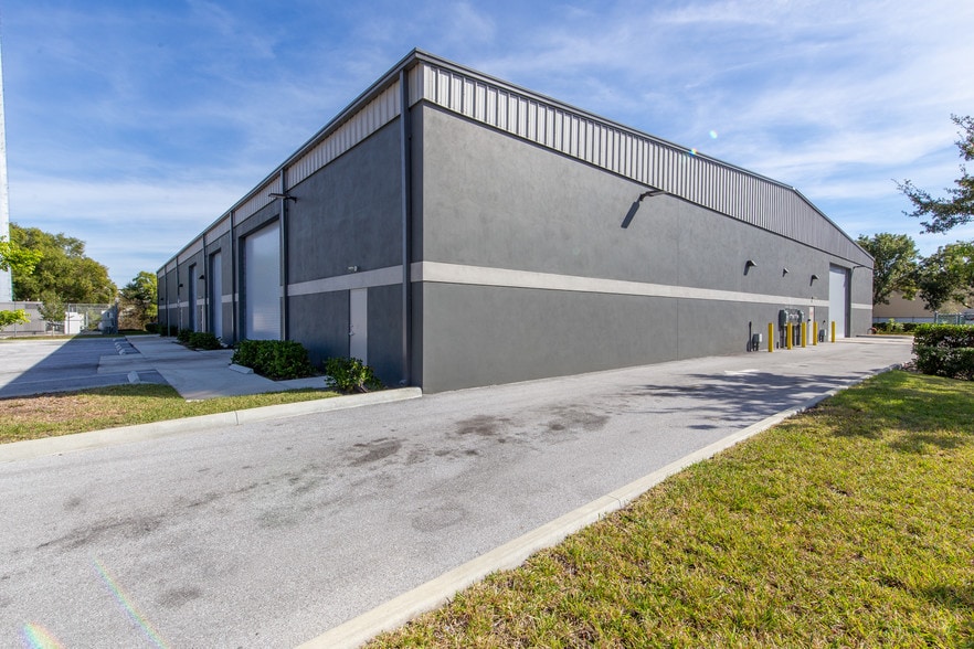 4551 SE Hampton Ct, Stuart, FL for sale - Building Photo - Image 2 of 10