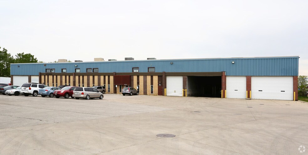 830 Fairway Dr, Bensenville, IL à louer - Photo du bâtiment - Image 2 de 10