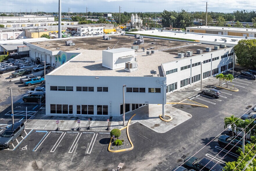 6955 NW 52nd St, Miami, FL à louer - Photo du bâtiment - Image 3 de 4