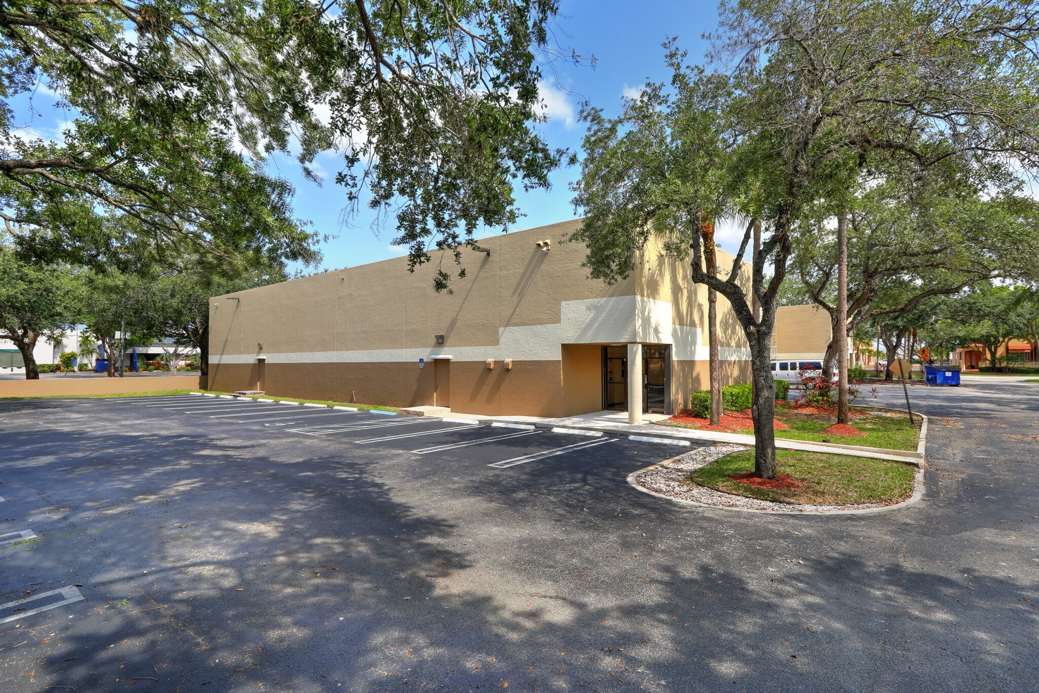 5861 Miami Lakes Dr, Miami Lakes, FL for lease Primary Photo- Image 1 of 5