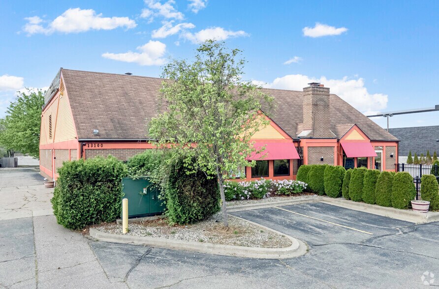 13100 Hall Rd, Sterling Heights, MI à louer - Photo du bâtiment - Image 3 de 4
