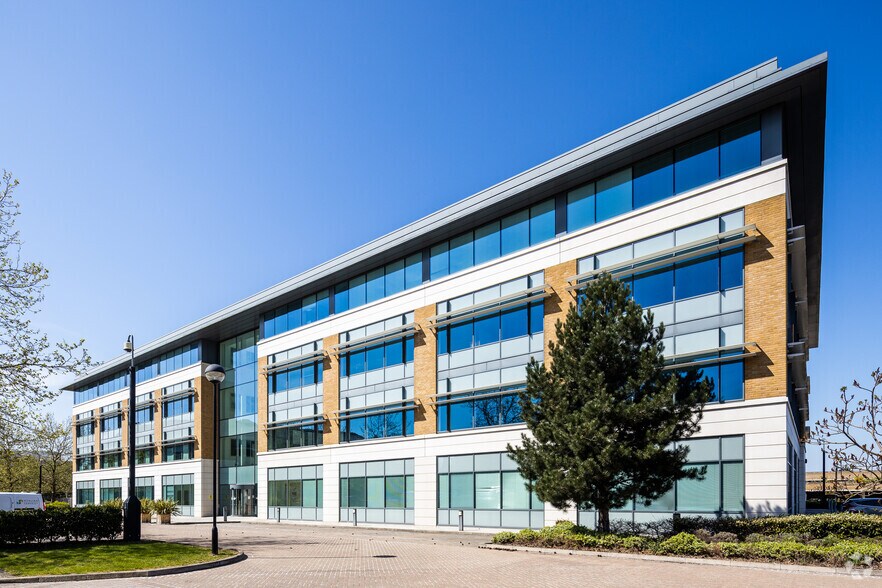 5 Arlington Sq, Bracknell à louer - Photo du bâtiment - Image 2 de 5