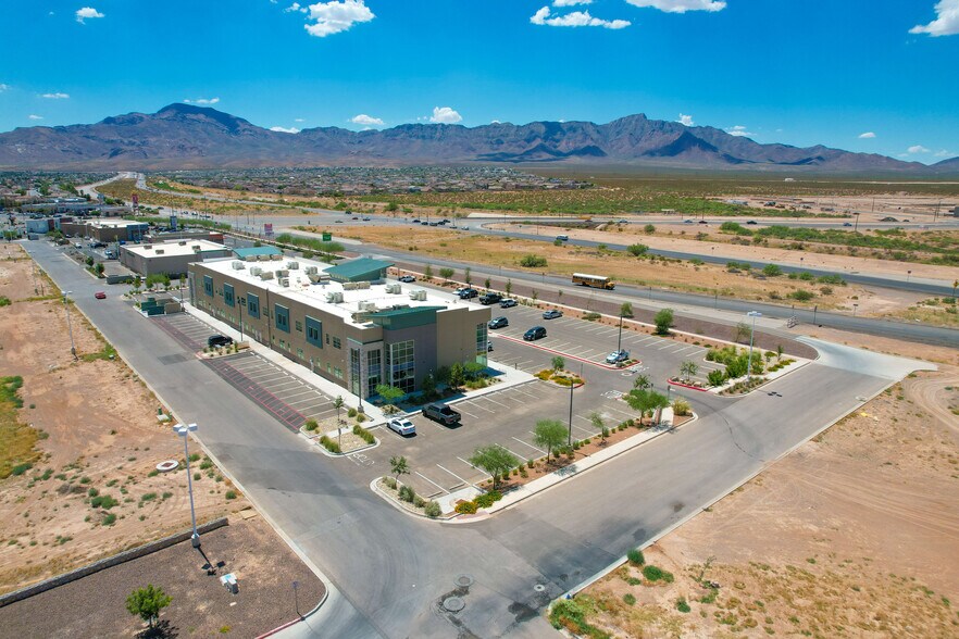 11450 Gateway N Blvd, El Paso, TX à louer - Photo du bâtiment - Image 2 de 7