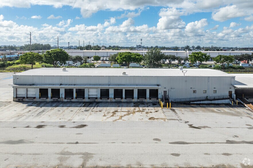 7000 NW 60th St, Miami, FL à louer - Photo du bâtiment - Image 3 de 5
