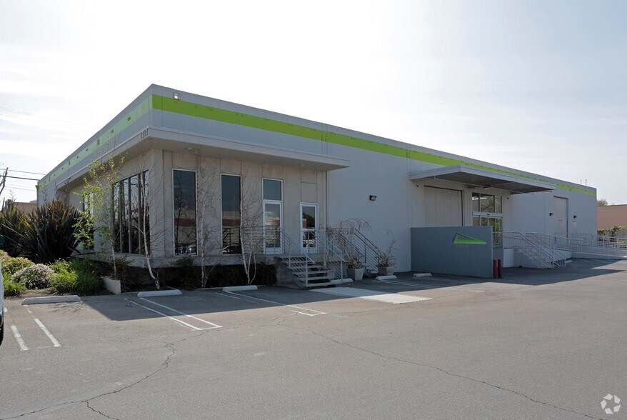 1202 McGaw Ave, Irvine, CA à louer - Photo du bâtiment - Image 1 de 3