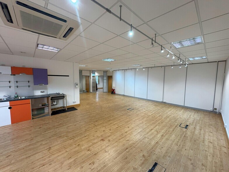 Centennial Ave, Borehamwood à louer - Photo du bâtiment - Image 3 de 21