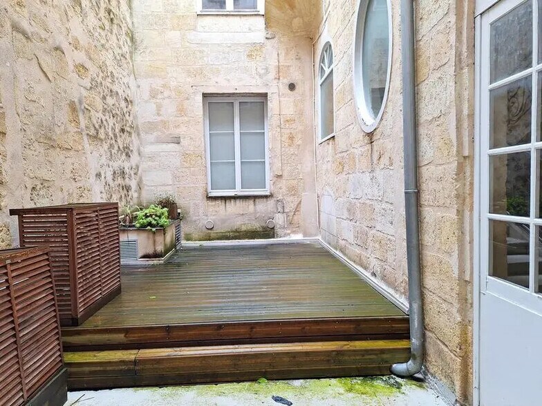 Office in Bordeaux for lease - Building Photo - Image 2 of 7