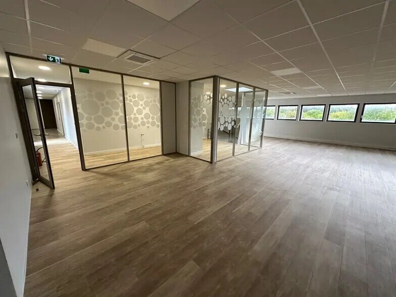 Office in Rillieux-la-Pape for lease - Building Photo - Image 1 of 10