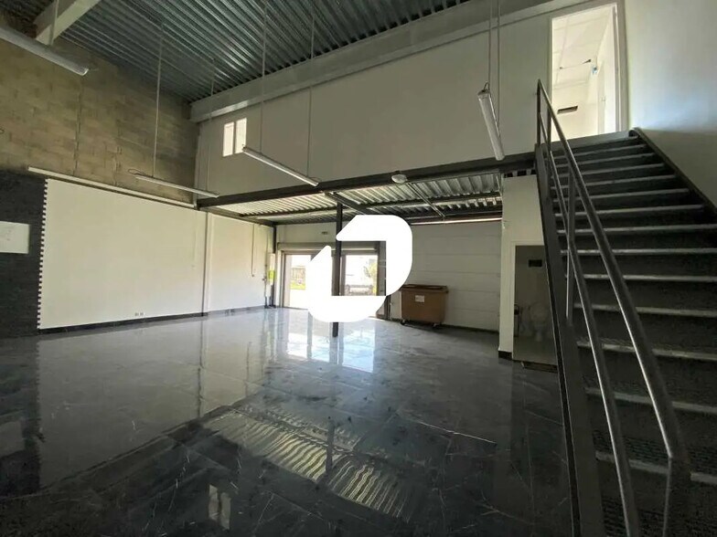 Bureau dans Villeneuve-la-Garenne à louer - Photo du bâtiment - Image 2 de 12