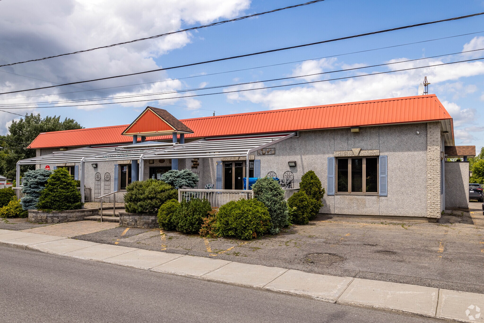 77 Boul Desjardins E, Sainte-therese, QC for sale Primary Photo- Image 1 of 1