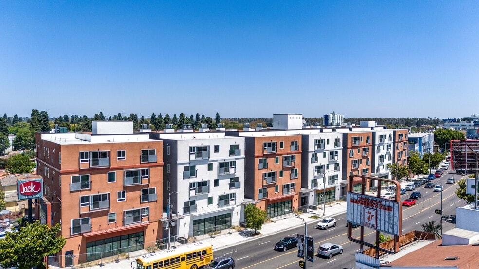 4242 Crenshaw Blvd, Los Angeles, CA à vendre - Photo du bâtiment - Image 2 de 6