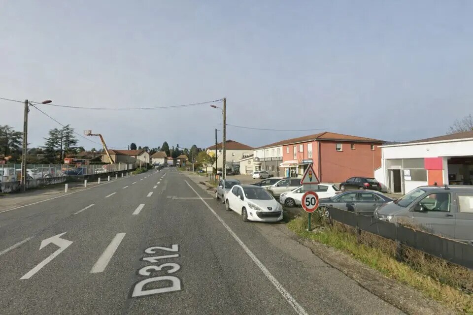 Retail in Bourgoin-Jallieu for lease Building Photo- Image 1 of 7