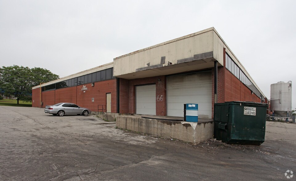 100 Brisbane Rd, Toronto, ON à louer - Photo du bâtiment - Image 2 de 2