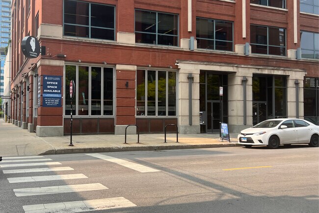 Plus de détails pour 303 W Erie St, Chicago, IL - Commerce de détail à louer