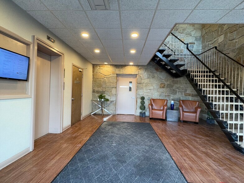 24300 Chagrin Blvd, Beachwood, OH à louer - Photo intérieure - Image 2 de 7