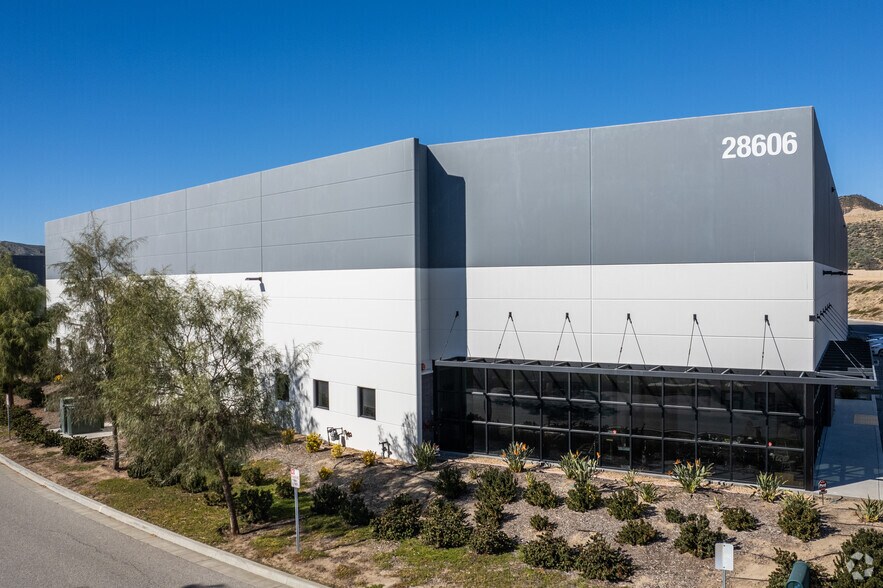 28606 Hasley Canyon Rd, Castaic, CA à louer - Photo du bâtiment - Image 2 de 6