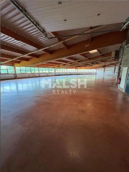 Office in Ceyzériat for lease - Interior Photo - Image 2 of 5