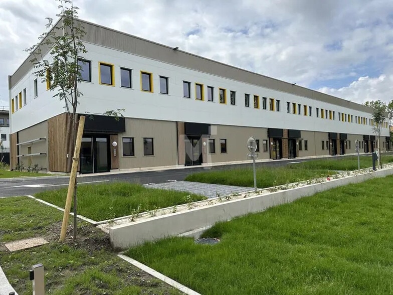 Flex in Fresnes for lease - Building Photo - Image 3 of 11