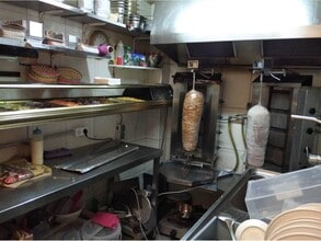 Retail in Barcelona, Barcelona for lease Interior Photo- Image 2 of 2