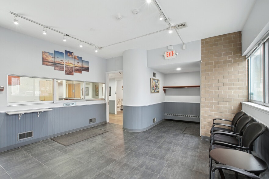 2176 Central Park Ave, Yonkers, NY for sale - Interior Photo - Image 3 of 11