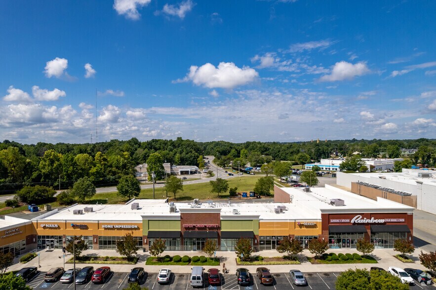 2107 Pyramid Village Blvd, Greensboro, NC à louer - Photo du bâtiment - Image 3 de 12