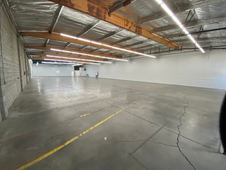 8441-8443 Canoga Ave, Canoga Park, CA à louer - Photo du bâtiment - Image 3 de 5