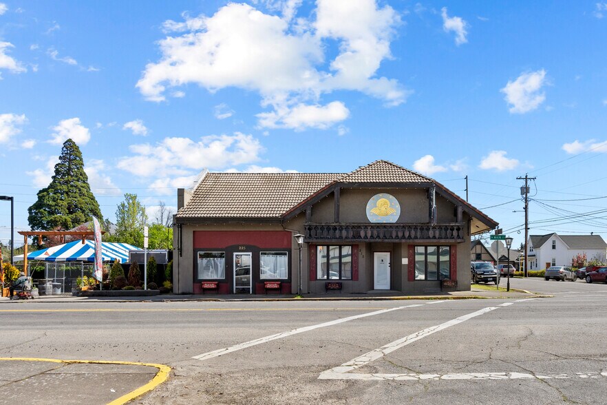 215-225 N Main St, Mount Angel, OR à vendre - Photo du bâtiment - Image 1 de 13