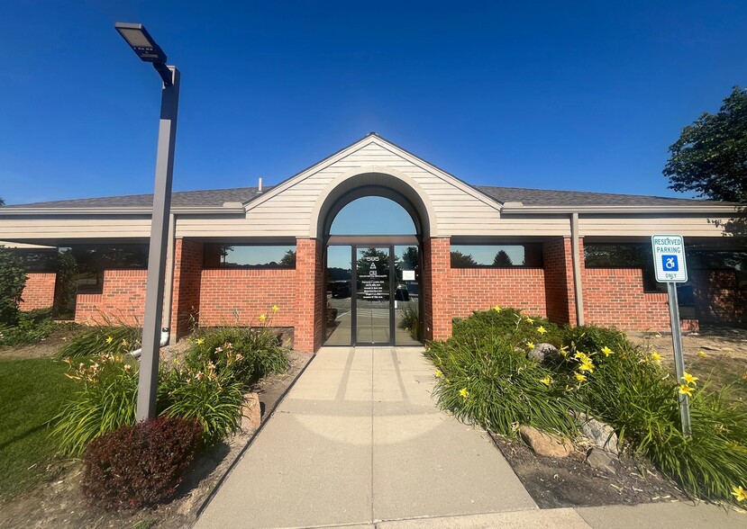595 Barclay Cir, Rochester Hills, MI for sale - Building Photo - Image 1 of 2