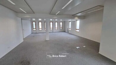 Office in Lyon for lease Interior Photo- Image 2 of 4