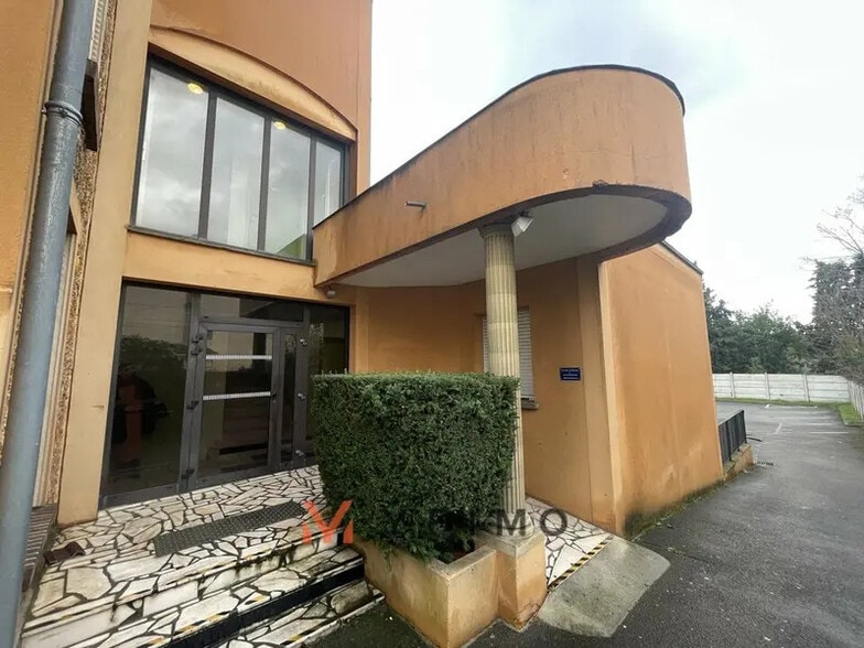 Office in Les Mureaux for lease - Building Photo - Image 3 of 10