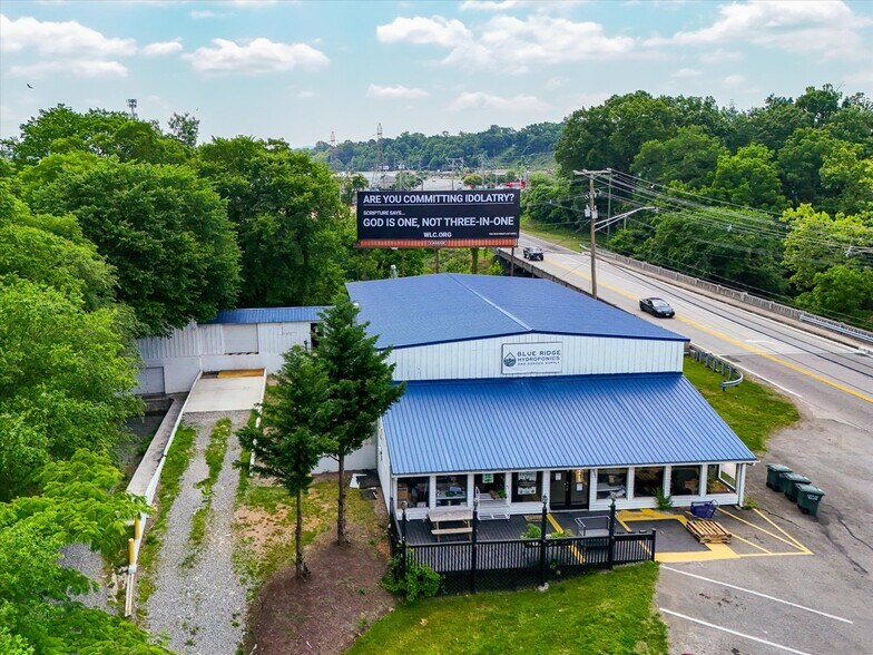 1929 Apperson Dr, Salem, VA à vendre - Photo du bâtiment - Image 2 de 37