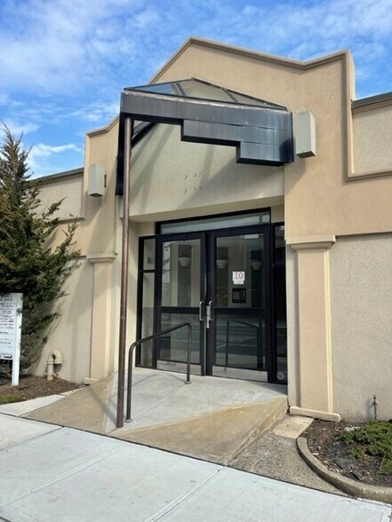 10 Union Ave, Lynbrook, NY à vendre - Photo du bâtiment - Image 1 de 31