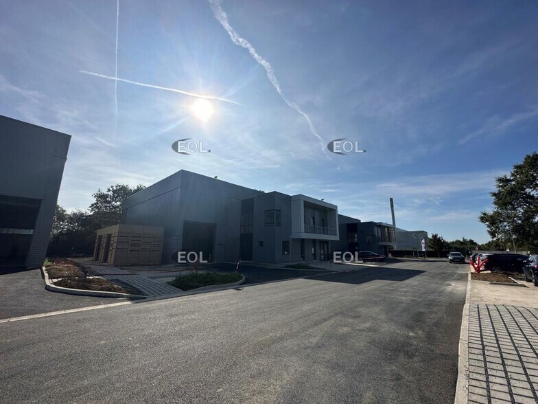 Flex dans Chanteloup-en-Brie à louer - Photo du bâtiment - Image 2 de 8
