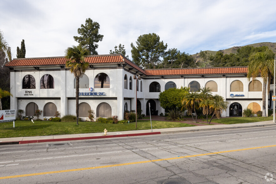 9795 Cabrini Dr, Burbank, CA for lease - Primary Photo - Image 1 of 5