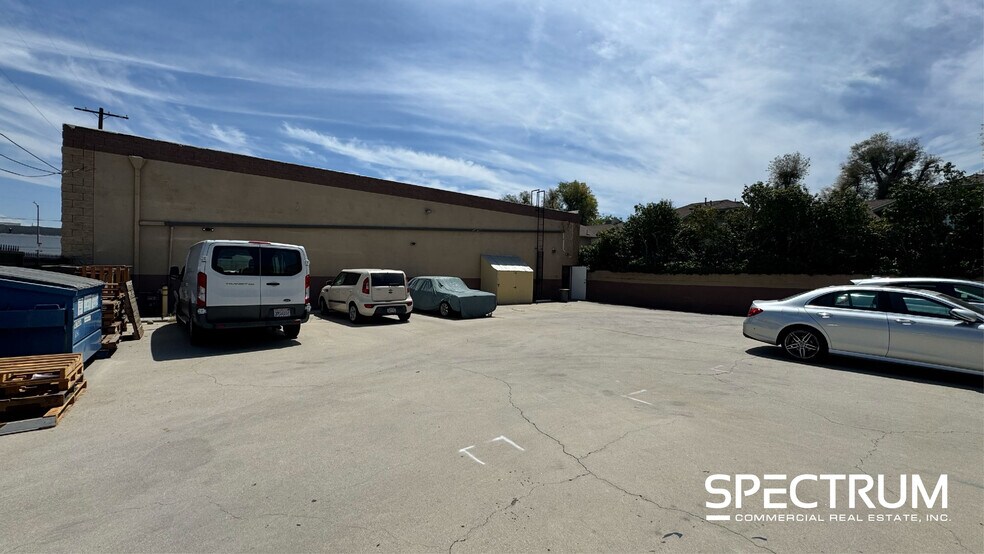 16540 Gault St, Van Nuys, CA à louer - Photo du bâtiment - Image 3 de 9