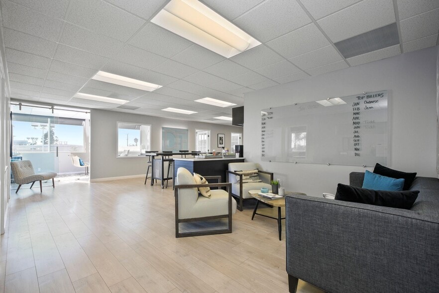 1121-1145 Artesia Blvd, Manhattan Beach, CA for lease - Interior Photo - Image 2 of 13