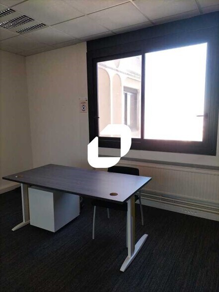 Office in Nanterre for lease - Interior Photo - Image 3 of 4