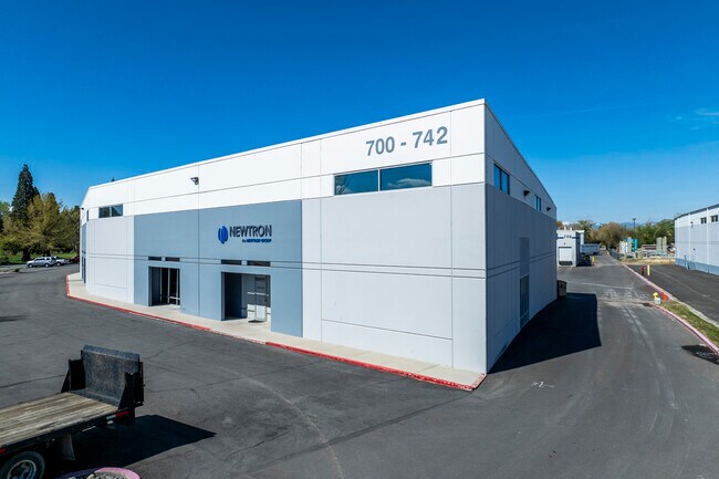 Plus de détails pour 700-742 Spice Islands Dr, Sparks, NV - Industriel à louer