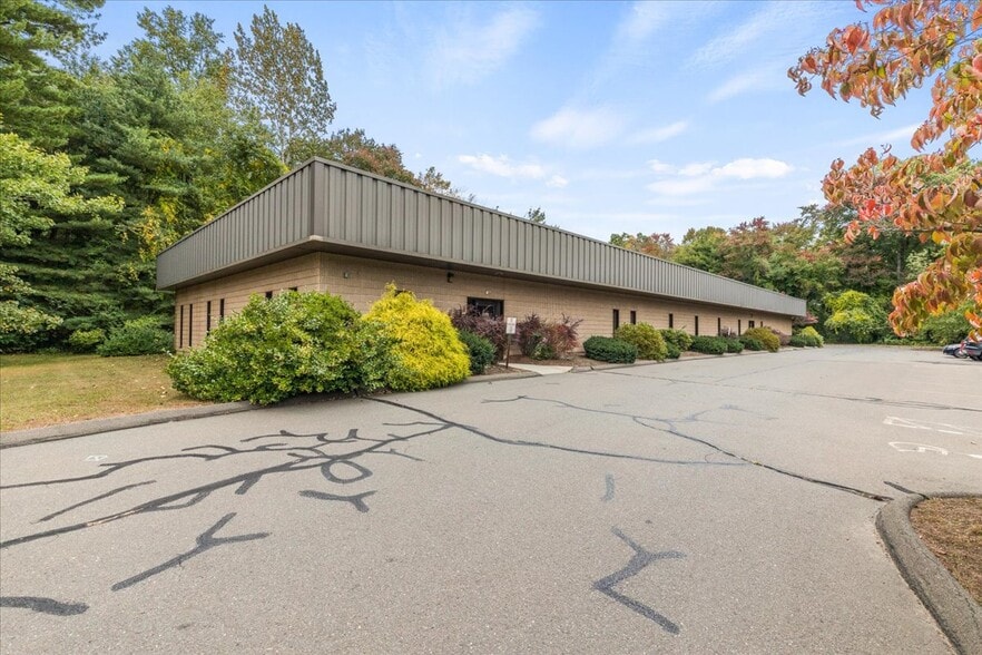 7 Annginna Dr, Enfield, CT à louer - Photo du bâtiment - Image 3 de 16