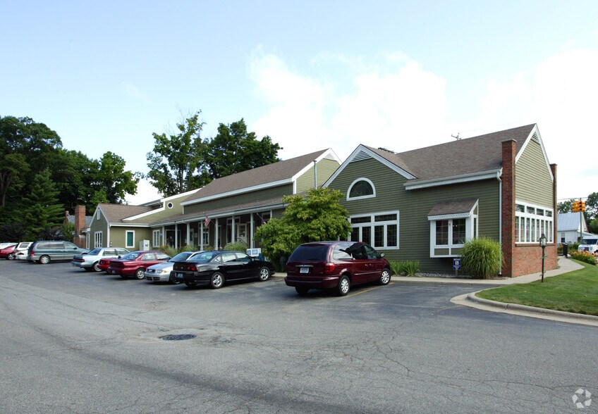 6886 Cascade Rd SE, Grand Rapids, MI à louer - Photo du bâtiment - Image 2 de 5