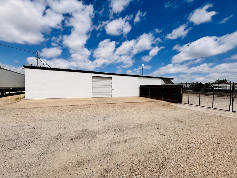 4212 Garland Dr, Haltom City, TX for lease - Building Photo - Image 3 of 17