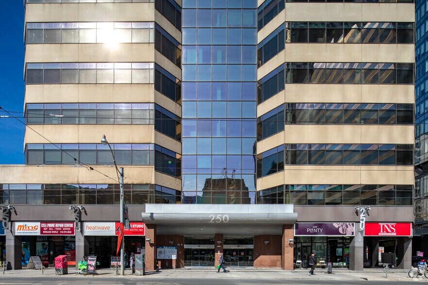250 Dundas St W, Toronto, ON à louer - Photo du bâtiment - Image 3 de 11