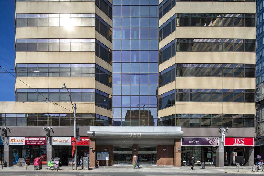 250 Dundas St W, Toronto, ON à louer - Photo du bâtiment - Image 3 de 7